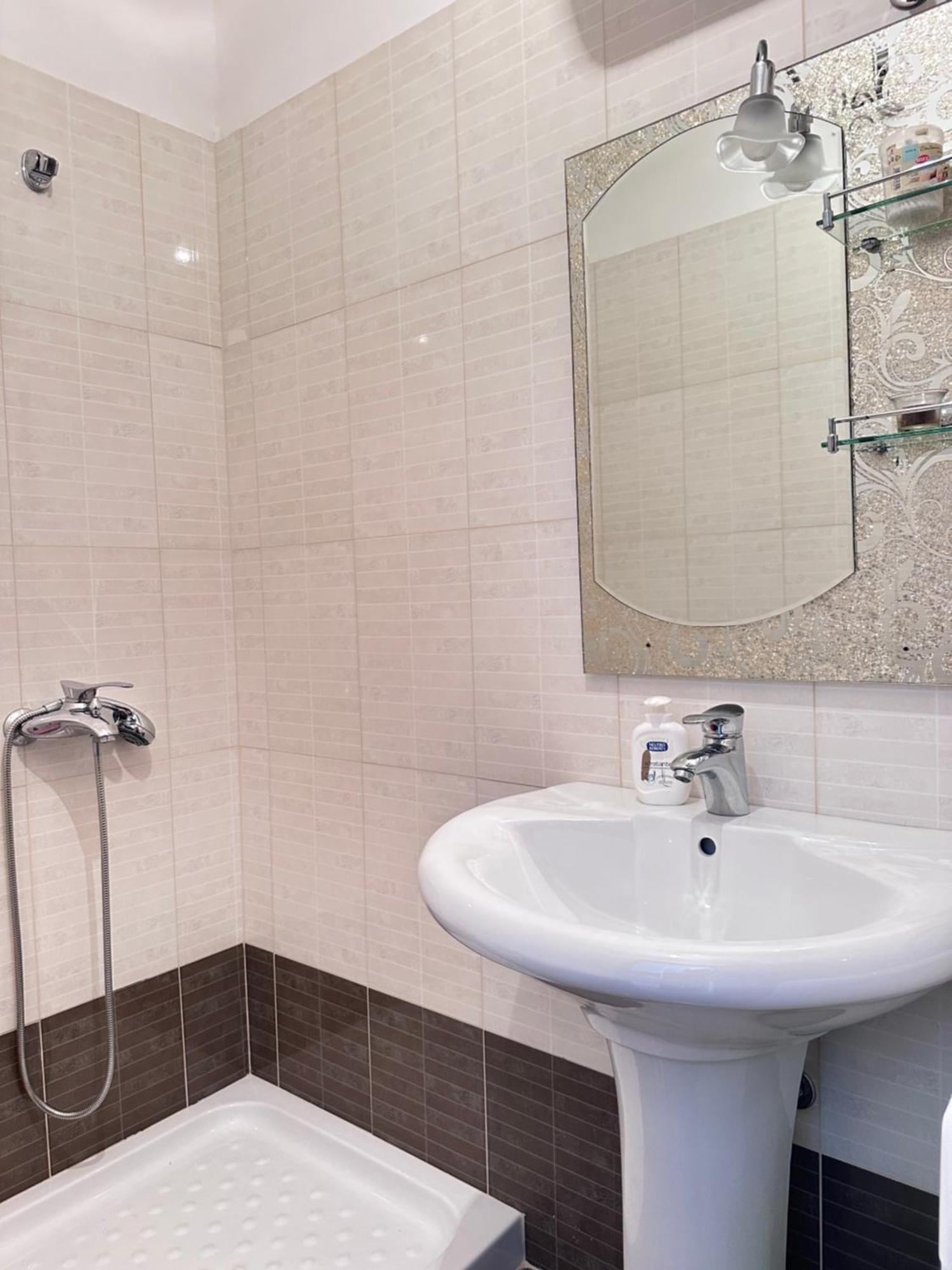 סרנדה Tini Sea View Apartment מראה חיצוני תמונה